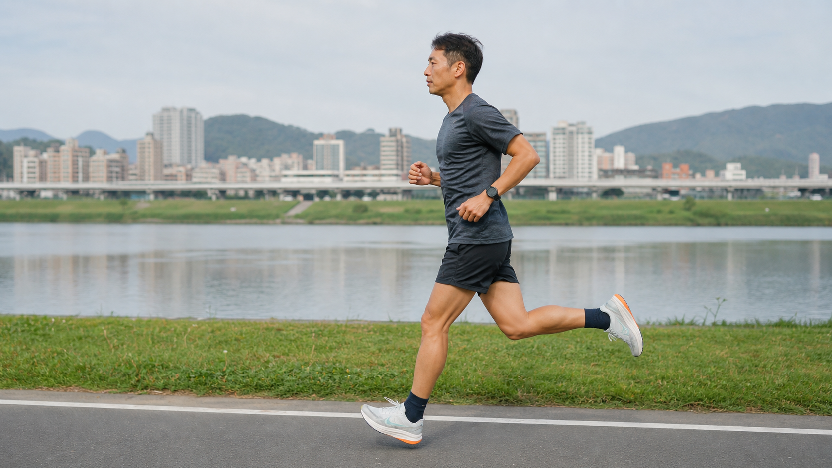 跑姿的生物力學:著地、步頻與效率,一次講清楚該不該改跑姿