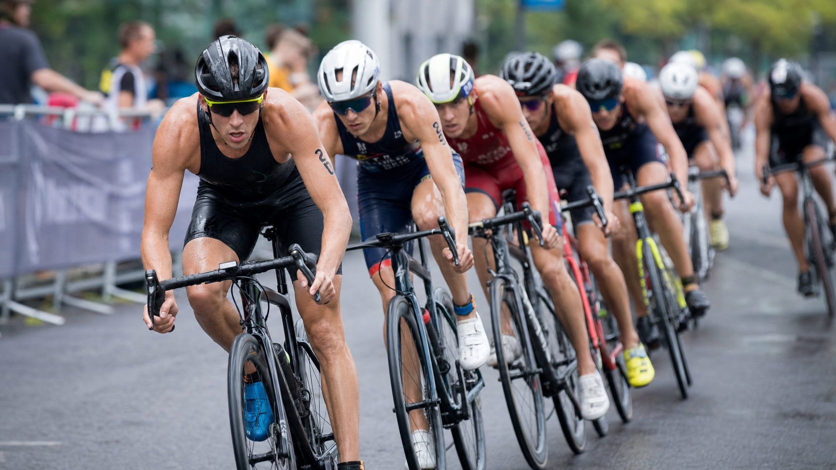 ITU 世界三項系列賽:奧運距離的精英戰術與頂尖選手策略解析